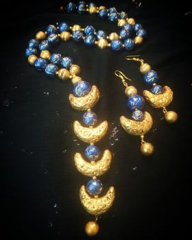 Golden blue long moon pendant sert
