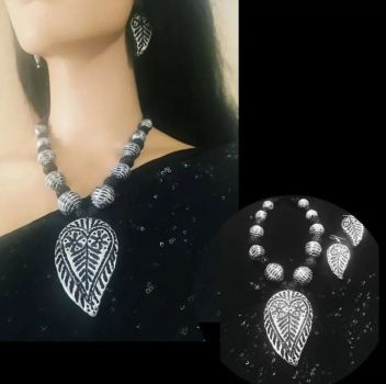 Black and silver mango pendant choker set