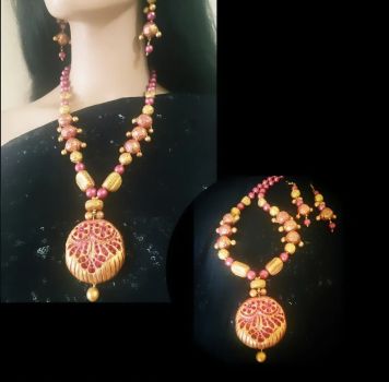 Golden pink round pendant set