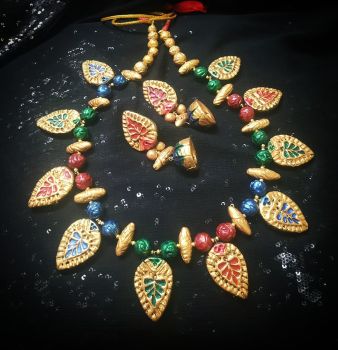 Multicolor ten pendant choker set