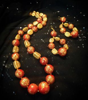 Golden red round beads set