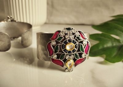 Beautiful Kempstone Tikda Kada